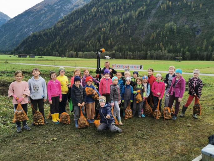 Kinder mit ihrer Ernte