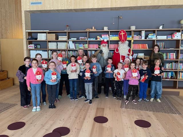 Gruppenfoto mit dem Nikolaus