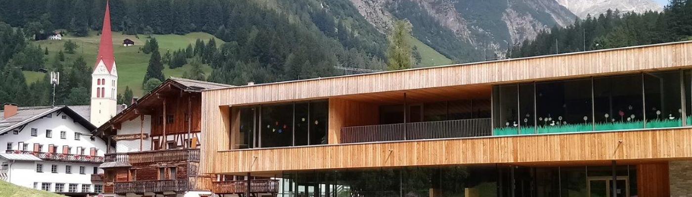 Bildungszentrum mit Vorplatz