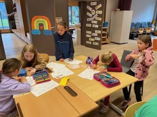 Kinder beim Arbeiten