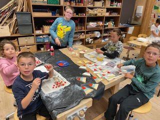 Kinder beim Basteln