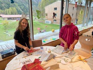 Kinder beim Basteln