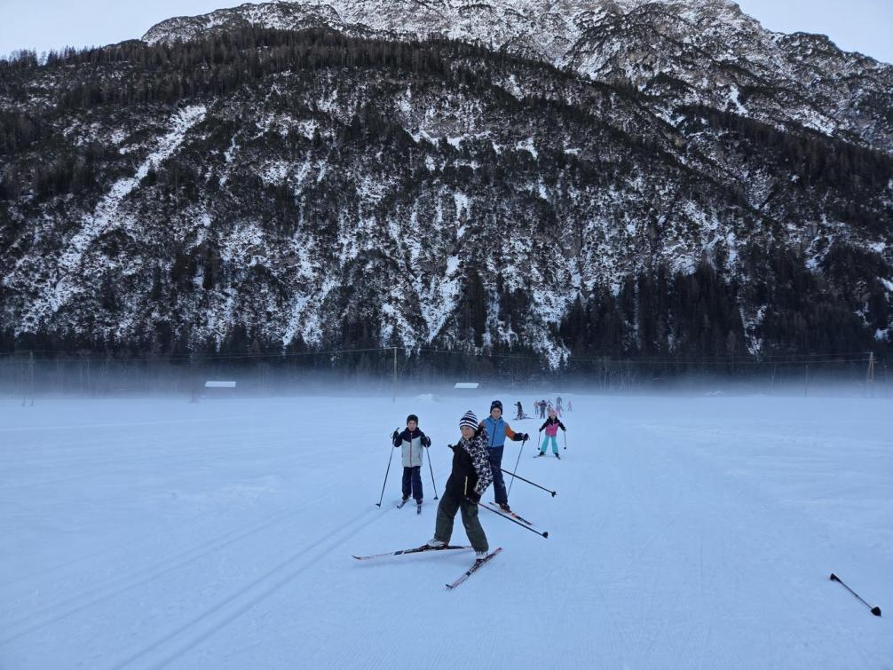 Kinder auf der Langlaufloipe