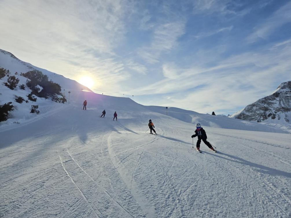 Kinder beim Skifahren