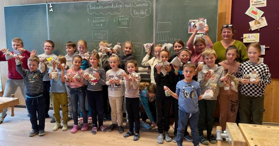 Kinder mit Kräuterexpertin