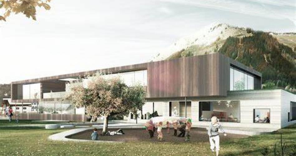 Schulgebäude mit Vorplatz