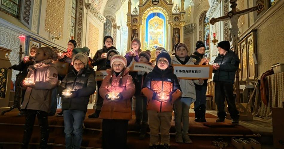Kinder mit Lichter in der Kirche