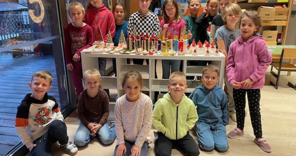Kinder mit ihren gebastelten Beiträgen