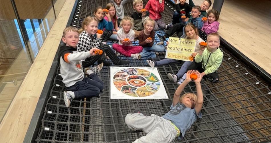 Kinder mit Kürbissen aus Ton