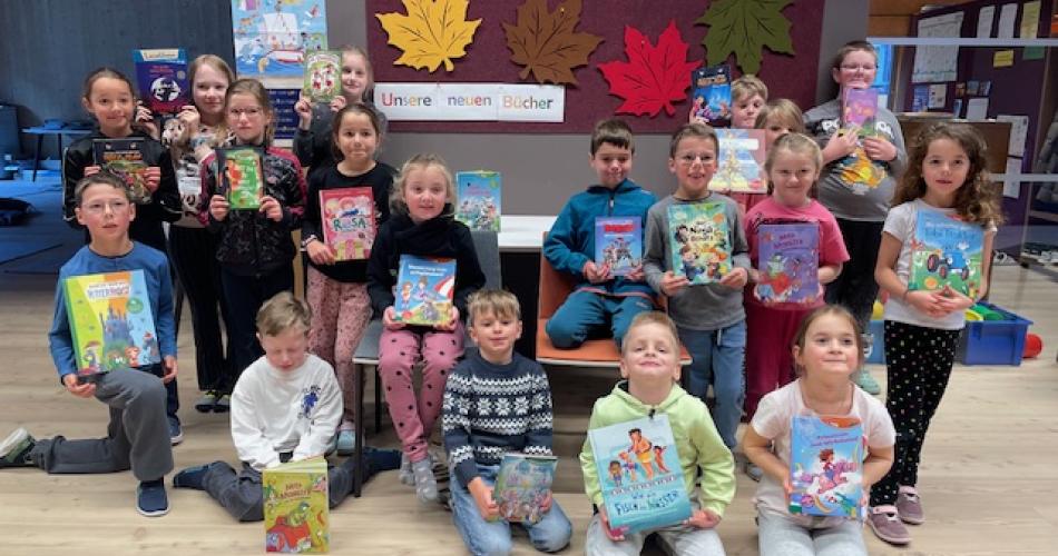 Kinder mit den neuen Büchern