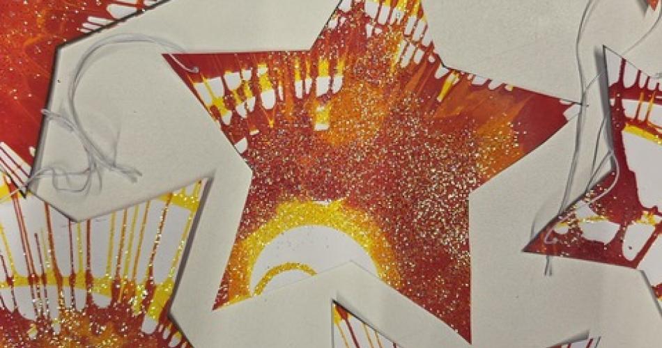 Sterne mit der Farbschleuder gestaltet